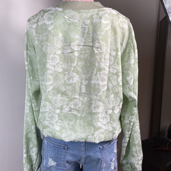 lightweight bomber jacket smocked sleeve and bottom band zipper closure - Picture 3 of 5